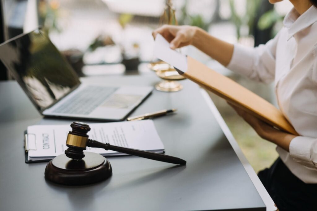 Koszt polisy OC jest relatywnie niewielki w porównaniu do potencjalnych roszczeń, które mogą osiągnąć wartość wielokrotnie przekraczającą roczne wpływy profesjonalisty