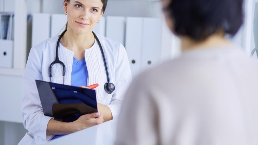 Wypalenie zawodowe lekarzy a ich odpowiedzialność cywilna: Przegląd i zalecenia