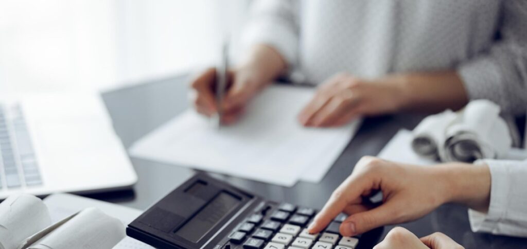 Krajowy System e-Faktur (KSeF) to przełomowa inicjatywa w polskim systemie podatkowym, mająca na celu usprawnienie procesów zarządzania dokumentacją fiskalną poprzez pełną cyfryzację faktur