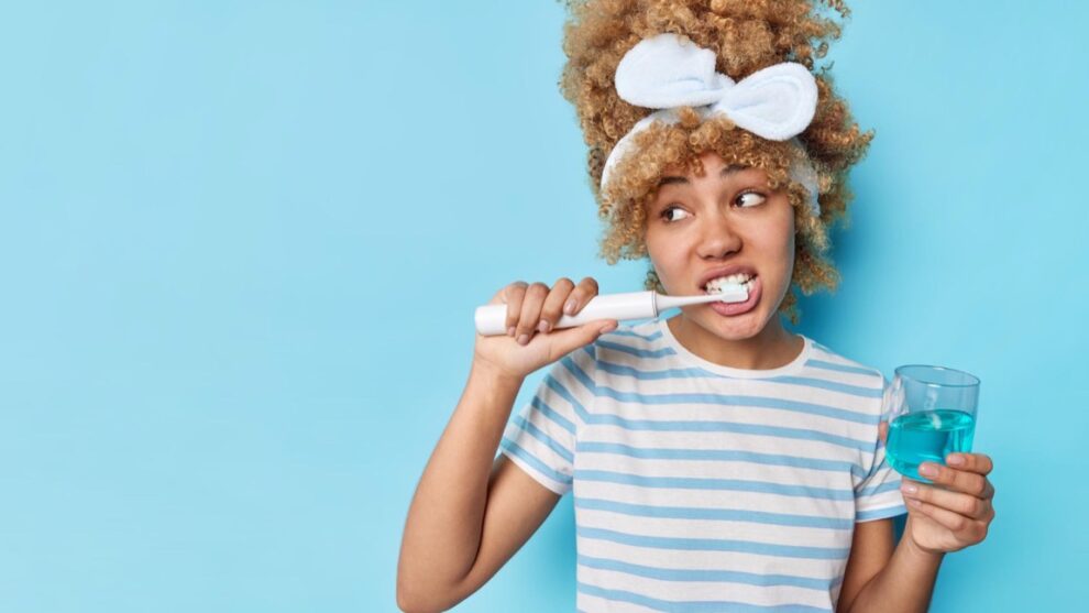 Sekrety higieny jamy ustnej: Co ukrywa Twoja szczoteczka do zębów?